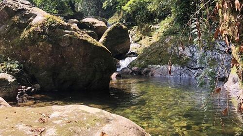 Chiều tà, sau một ngày leo núi, du khách đi đến Bãi Trâu, nước trong vắt như gương, dừng lại nghỉ ngơi, tắm, cảm nhận sự mát lành của nước suối nơi rừng già. Buổi tối, du khách sẽ dừng lại ở độ cao khoảng 2.400m, nghỉ tại lán của người dân, thưởng thức các món ăn mang đậm chất vùng cao do các poster tự nấu. (Ảnh: BBT)