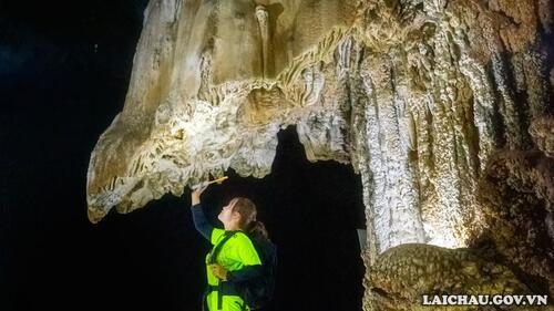 Nhiều khối nhũ đá có hình thù giống như đầu những con khủng long to khổng lồ... (Ảnh: Thu Hoài)