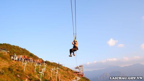 Nếu bạn là người ưa cảm giác cực mạnh thì có thể tham gia trò chơi Zipline. Với trò chơi này, du khách như được bay lơ lửng giữa không trung, hòa mình vào thiên nhiên rộng lớn.
