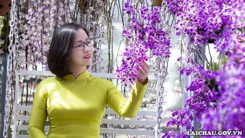 Nhiều người tìm đến vườn lan của anh Hoàng Văn Oanh để chụp ảnh và lưu lại những khoảng khắc đẹp. Vậy còn chần chừ gì nữa, hãy đến Lai Châu thôi các bạn.