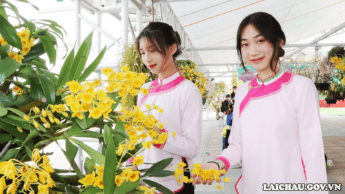 Duyên dáng bên hoa lan. (Ảnh: Kim Anh).