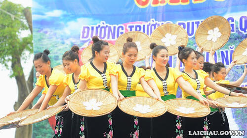 ... và tự tin biểu diễn những tiết mục múa yêu thích trong trang phục của dân tộc mình.