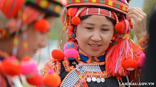 Phụ nữ Hà Nhì với vẻ đẹp mặn mà...