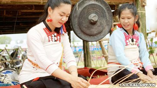 Phụ nữ Mảng thể hiện bàn tay khéo léo trong đan lát. (Ảnh: Đinh Lan)