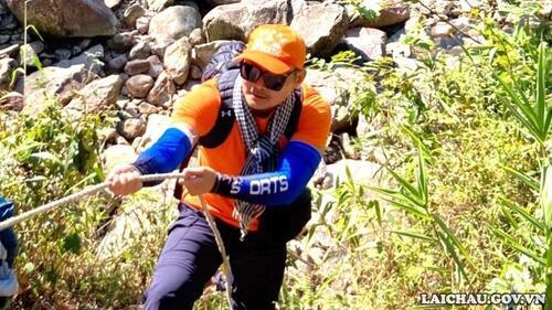 Đường lên Nam Kang Ho Tao có những đoạn đường phải đu bằng dây thừng.
