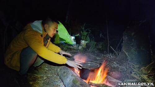 Cùng dựng lán và nấu bữa tối dưới rừng già, bên ánh lửa bập bùng.