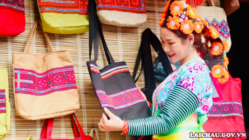 Thiếu nữ Mông duyên dáng trong bộ trang phục truyền thống.