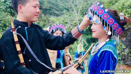 ... trai gái diện trên mình những bộ trang phục đẹp nhất để chơi hội, tìm hiểu và trao duyên.