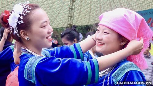 Các hoa văn, họa tiết trên trang phục của người Mông thiên về màu sắc, tạo cảm giác nổi bật, ấn tượng.