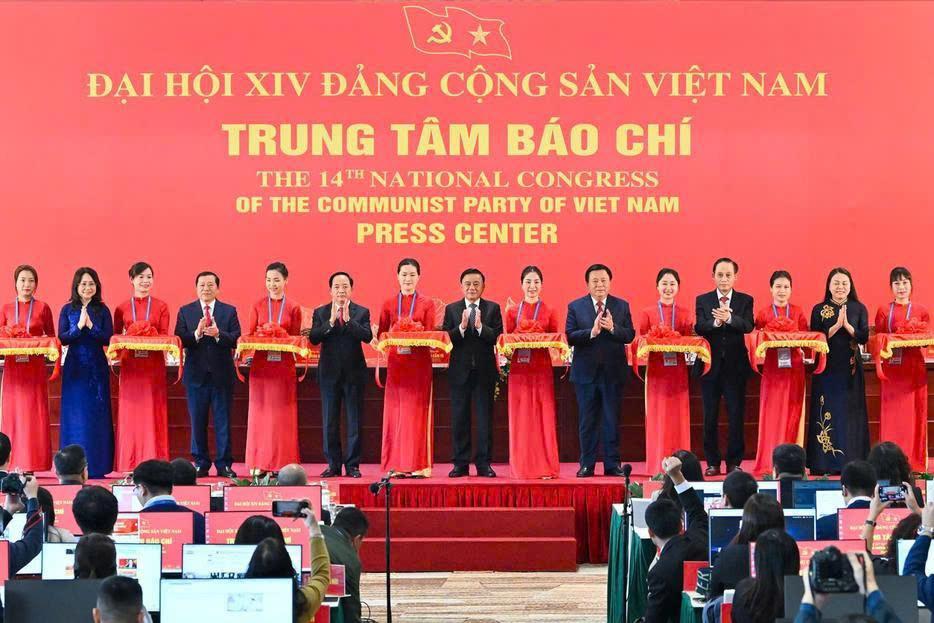 Các đồng chí lãnh đạo cắt băng khai trương Trung tâm báo chí phục vụ Đại hội XIV của Đảng