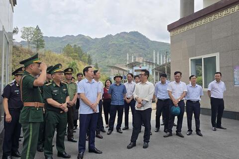 Đồng chí Hà Quang Trung - Phó Bí thư Tỉnh ủy, Chủ tịch UBND tỉnh kiểm tra, nắm tình hình tại Cửa khẩu Ma Lù Thàng